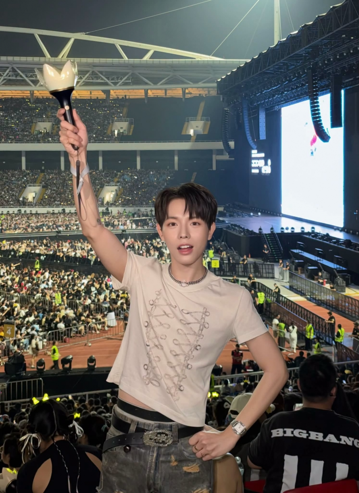 Đức Phúc hào hứng check-in tại concert BIGBANG ở sân vận động Mỹ Đình, hòa vào không khí sôi động của đêm diễn thứ hai.