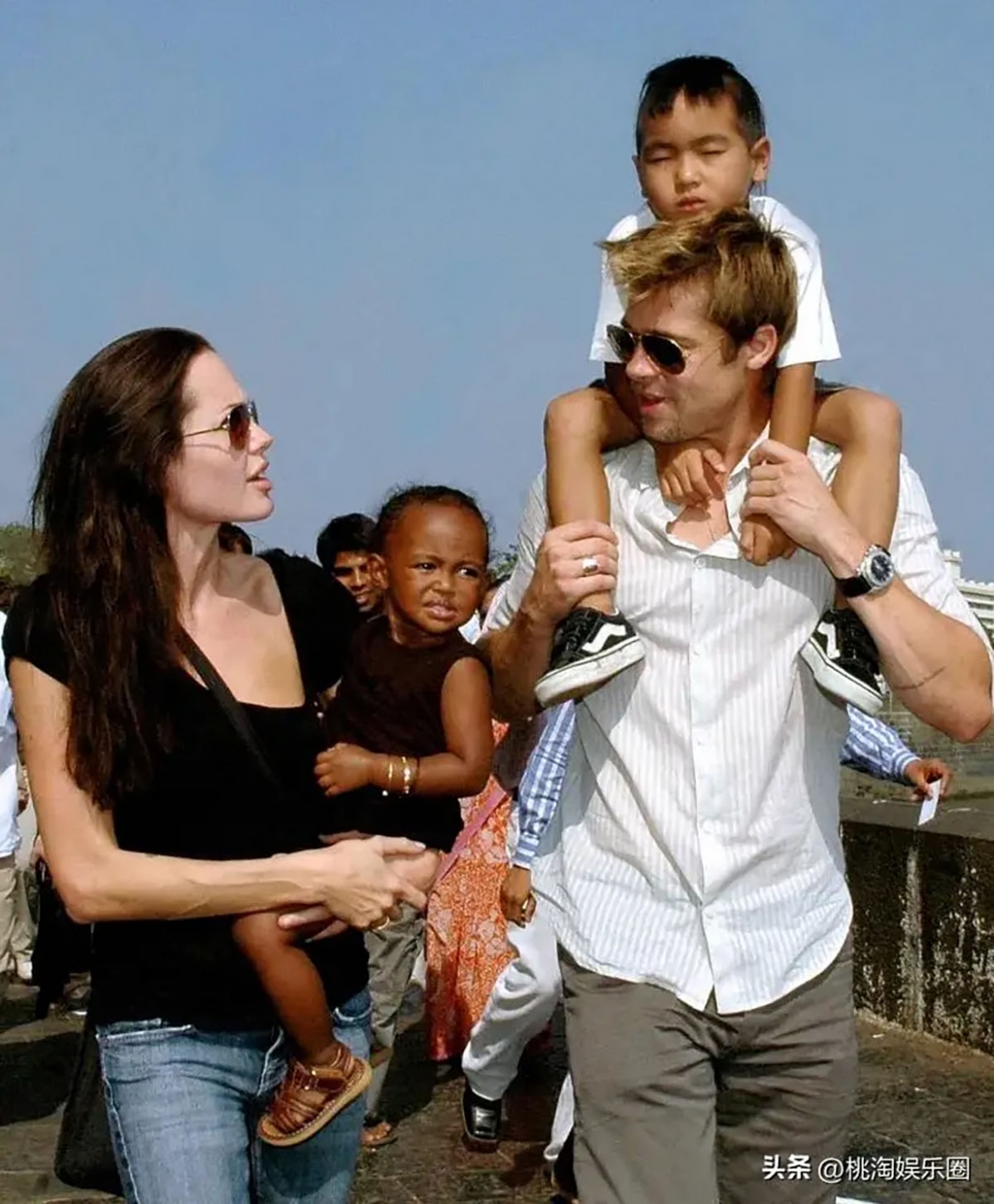 Gia đình Brad Pitt, Angelina Jolie và các con nuôi của họ. (Ảnh: Sina)