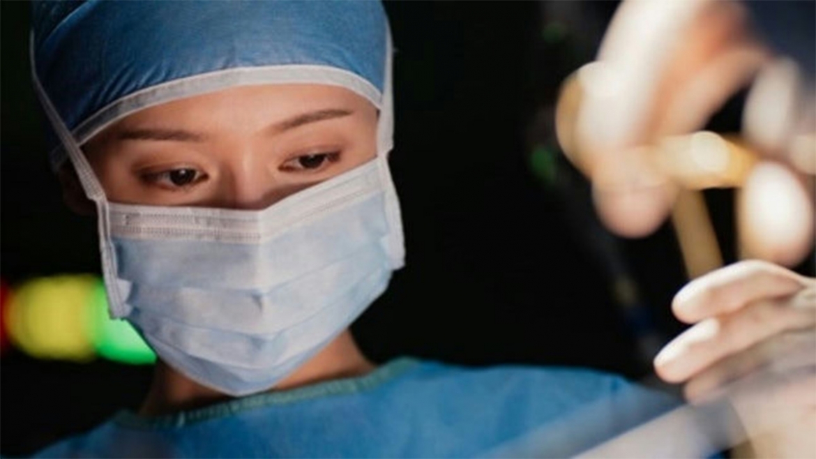 Nhân vật Bác sĩ X gây nhiều tranh cãi từ giới chuyên môn y khoa và những nhà sáng tạo điện ảnh. (Ảnh: Cảnh trong phim)