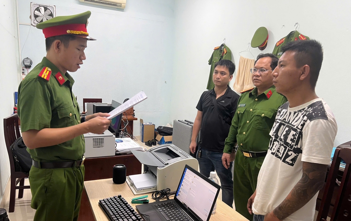Cơ quan CSĐT Công an TP Đà Nẵng thực hiện lệnh bắt tạm giam đối với Huỳnh Văn Minh Nhựt.