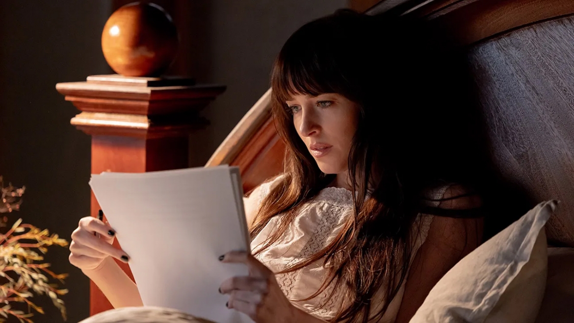 Dakota Johnson trong phim "Verity". (Ảnh: Alisha Wetherill/Amazon MGM Studios)