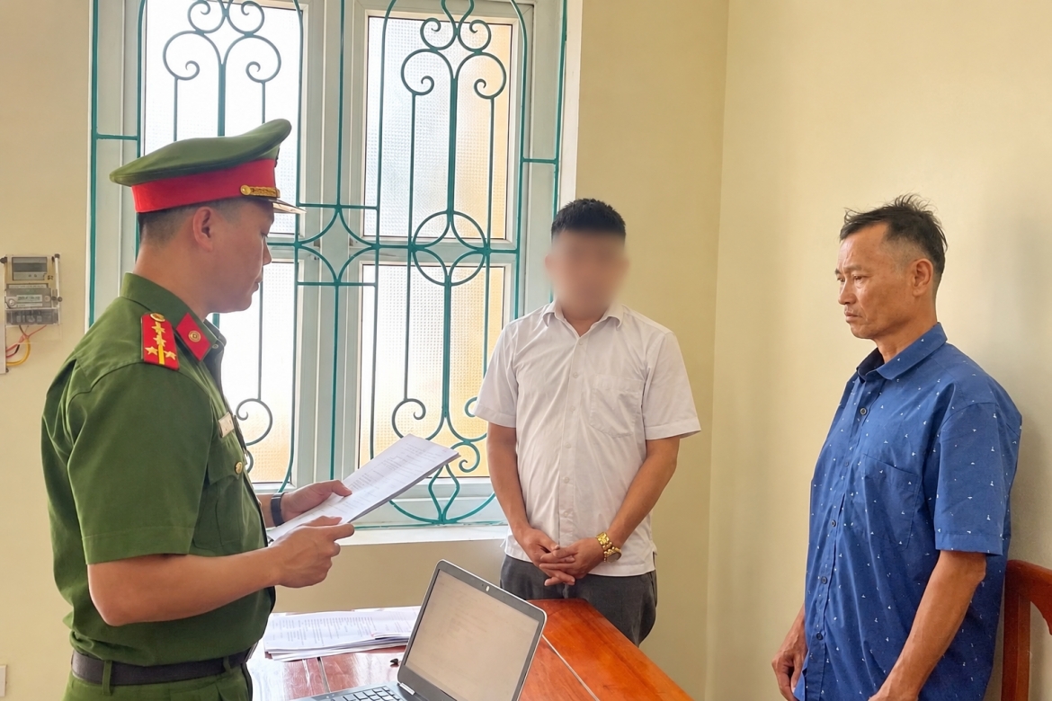 Cơ quan CSĐT tống đạt quyết định khởi tố, lệnh bắt tạm giam đối với Dương Kim Lương (ngoài cùng bên phải).