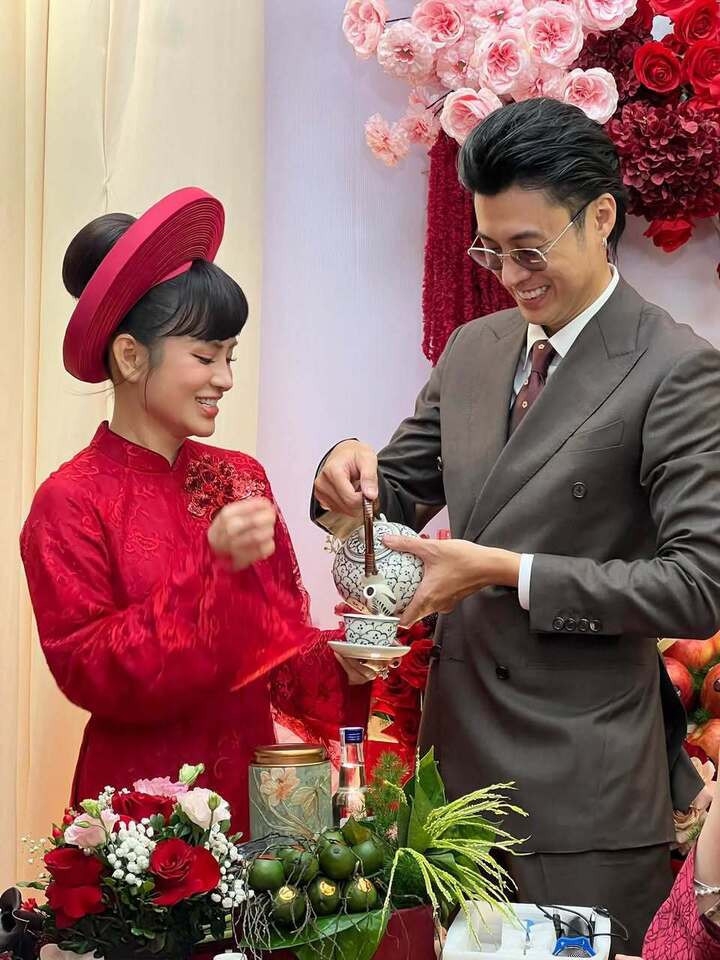 Diễn viên Vương Anh "Về nhà đi con" tổ chức lễ ăn hỏi với bạn gái Ngọc Mai sau thời gian hẹn hò kín tiếng.