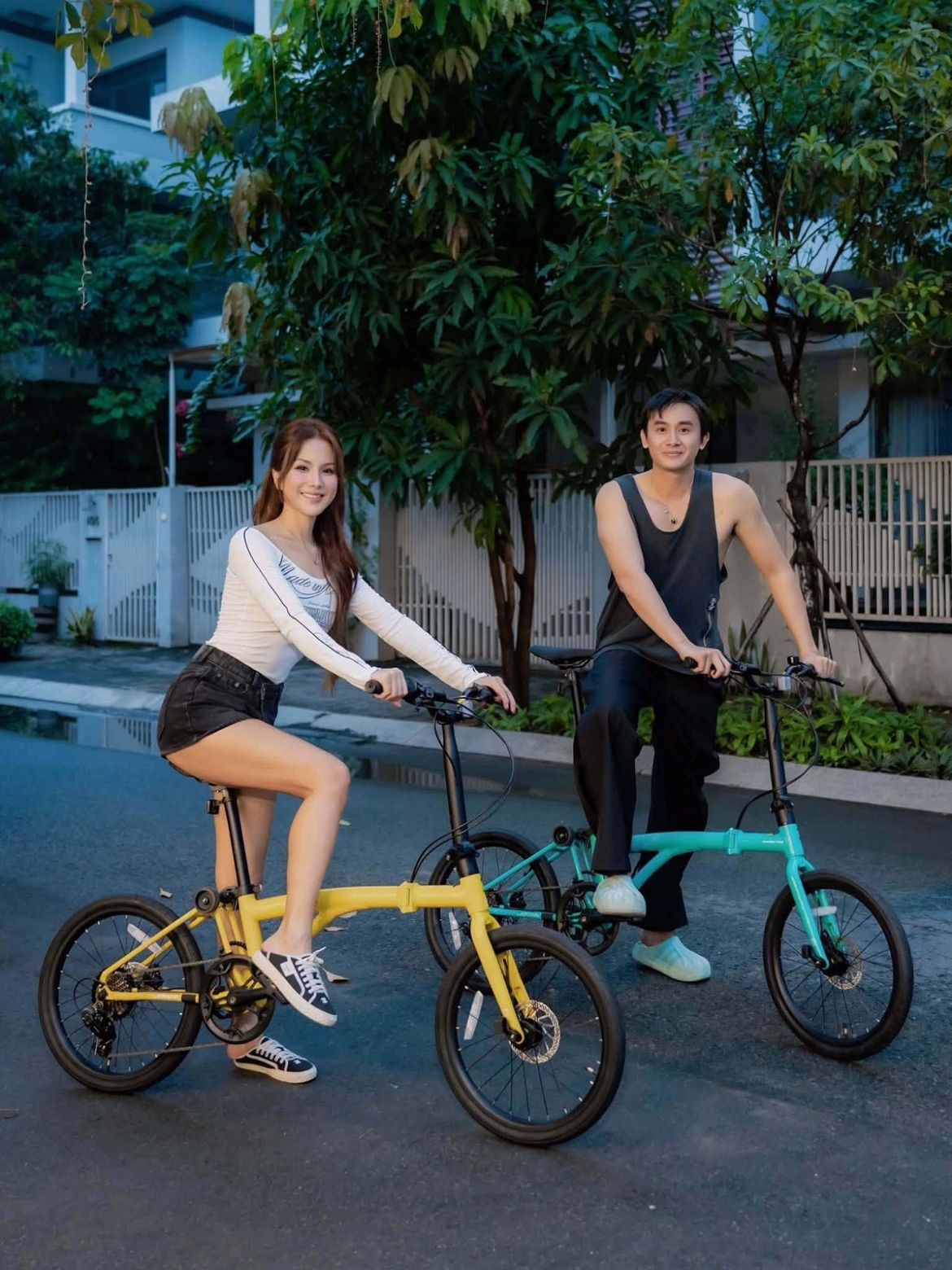 Diệp Lâm Anh và bạn trai kém 11 tuổi chia sẻ thú vui đạp xe đi dạo.