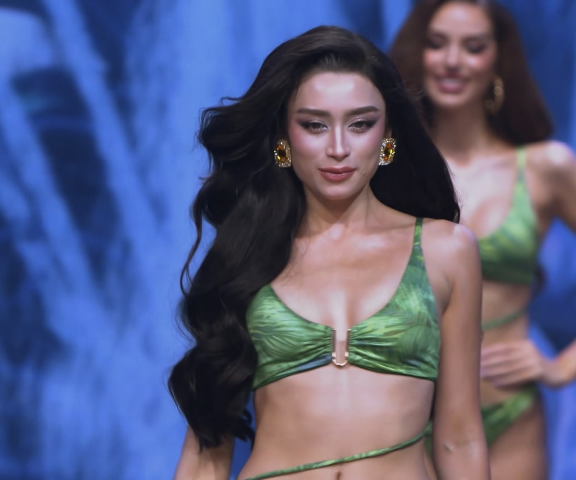 Đại diện Việt Nam trình diễn bikini trước khi được gọi tên vào Top 11.