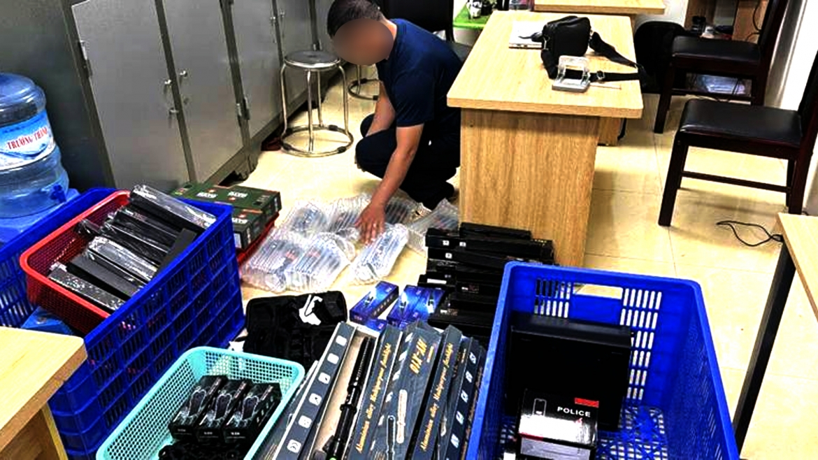 Người cùng tang vật tại cơ quan công an