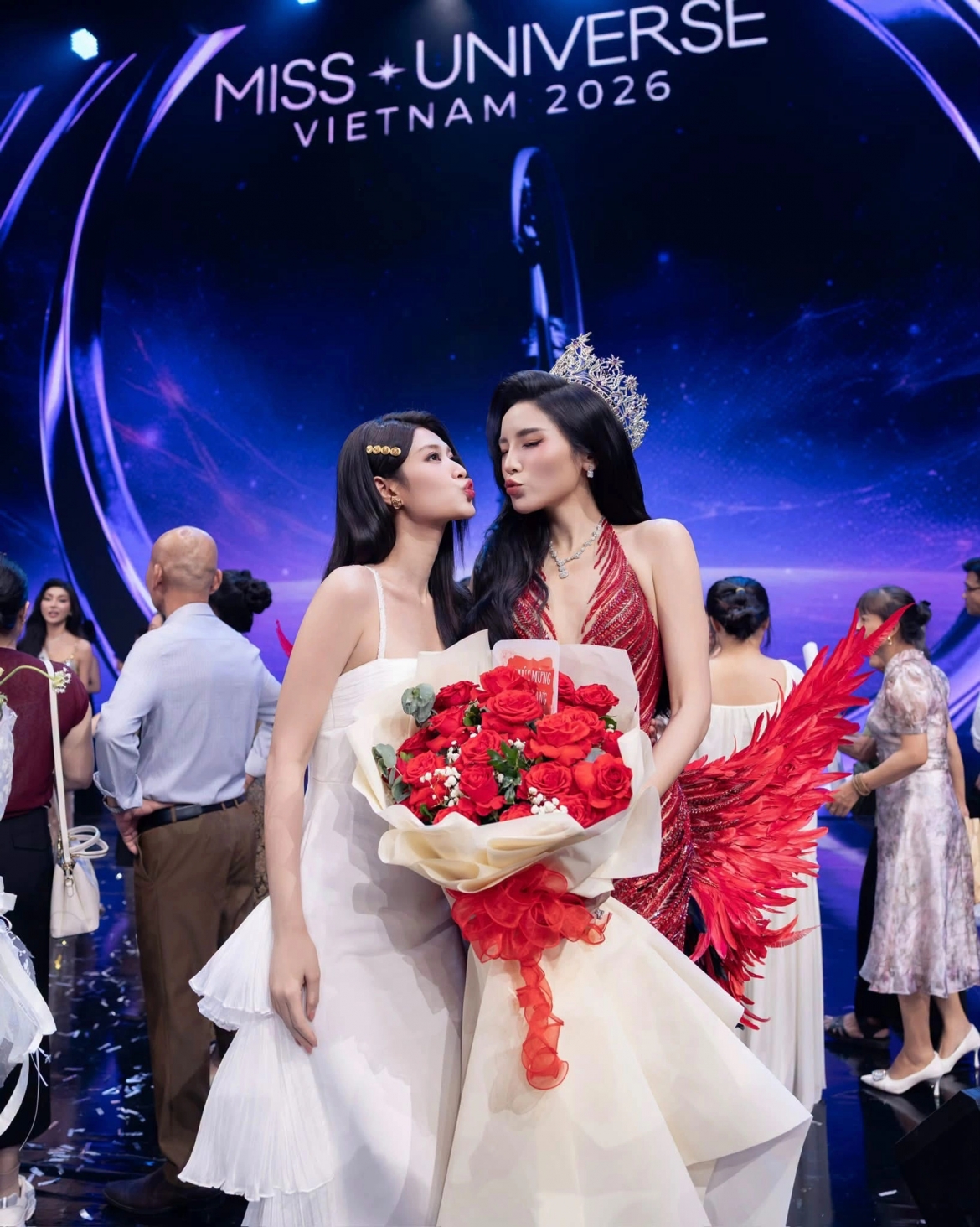 Hoa hậu Kỳ Duyên đăng ảnh cùng Thiên Ân tại đêm chung kết Miss Universe Vietnam 2026 ở Hải Phòng, kèm lời cảm ơn. Thiên Ân đáp lại bằng lời chúc mừng: “Chúc mừng cục vàng”.