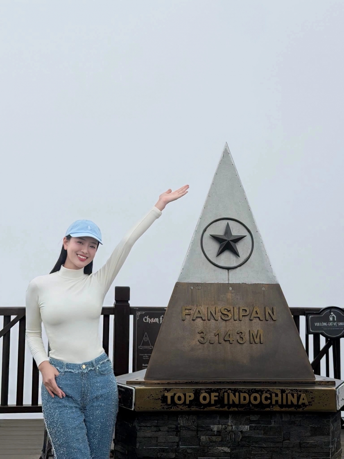 Á hậu Bùi Khánh Linh chia sẻ hình ảnh trong chuyến đi Sa Pa, với điểm check-in được cô gọi là 'nóc nhà Đông Dương'.
