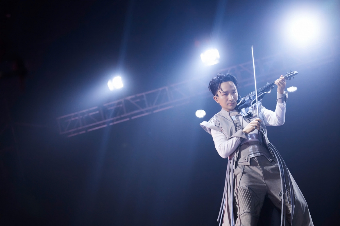 Hoàng Rob chơi violin trong tiết mục Thăng hoa của Liên minh Khải Hoàn.