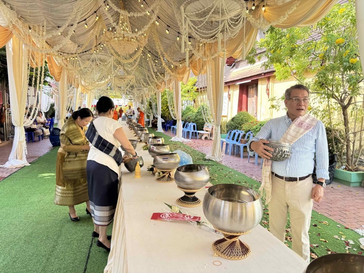 Người dân theo đạo Phật đã đến các ngôi chùa để làm lễ “Tắt bạt”