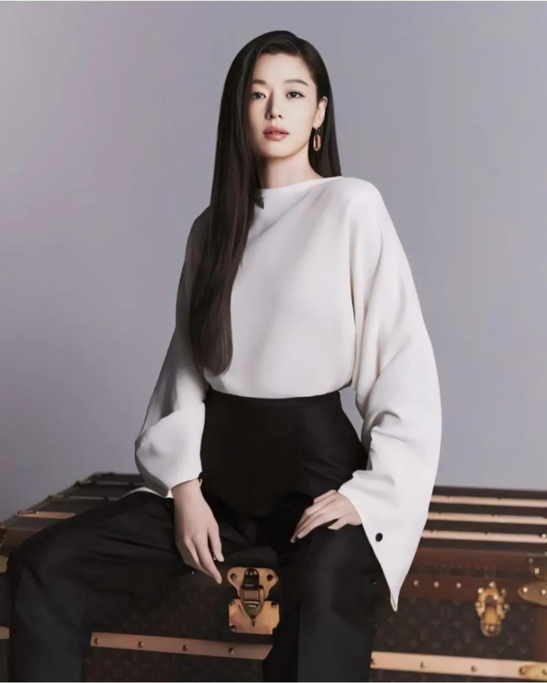 Jun Ji-hyun theo đuổi phong cách hiện đại, khỏe khoắn, cho thấy sức hút không bị giới hạn bởi một hình tượng cố định. (Ảnh: Instagram)