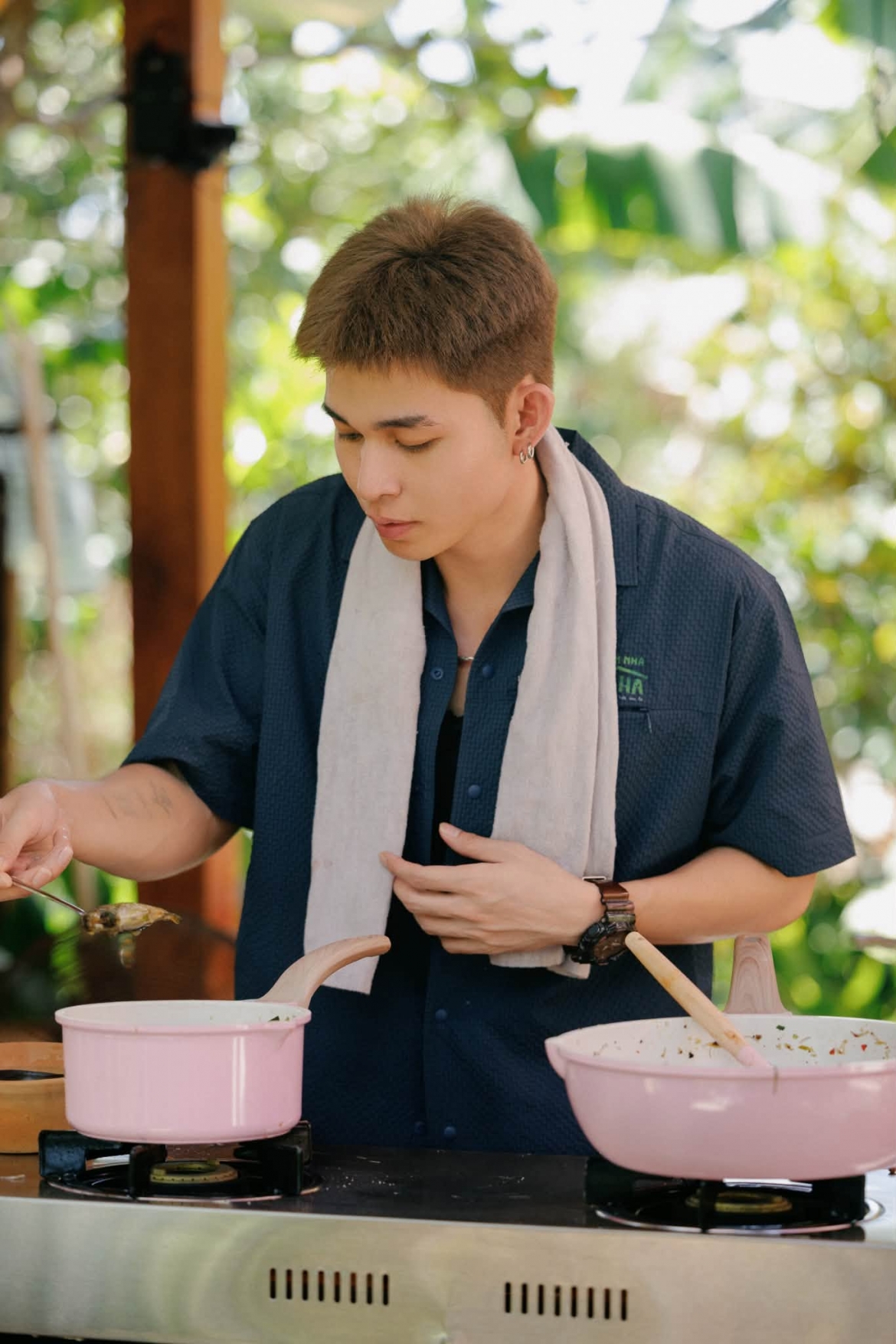 Jun Phạm vào bếp trổ tài và không quên hỏi người hâm mộ: “Cả nhà chấm điểm tay nghề đầu bếp tập hôm nay mấy điểm đây?”.