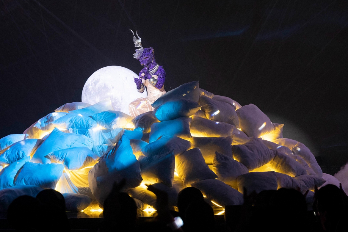 Báo Berry mang phong thái tự tin, hiện đại khi thể hiện To The Moon và tạm dẫn đầu bảng A sau vòng đầu tiên