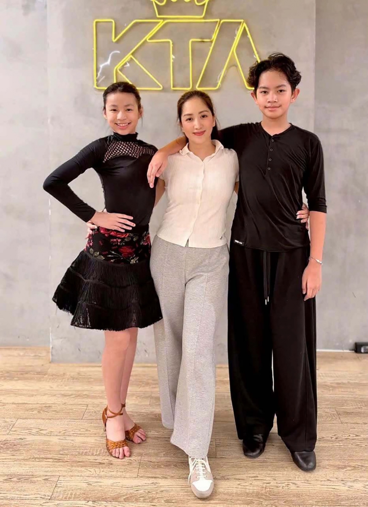 Khánh Thi tự hào khi thấy con trai Kubi và bạn nhảy May ngày càng cao lớn. Kubi và May là cặp bạn nhảy dance sport thân thiết từ nhỏ. Cả hai đều 11 tuổi, học cùng lớp, từng cùng nhau đoạt huy chương ở nhiều giải đấu.