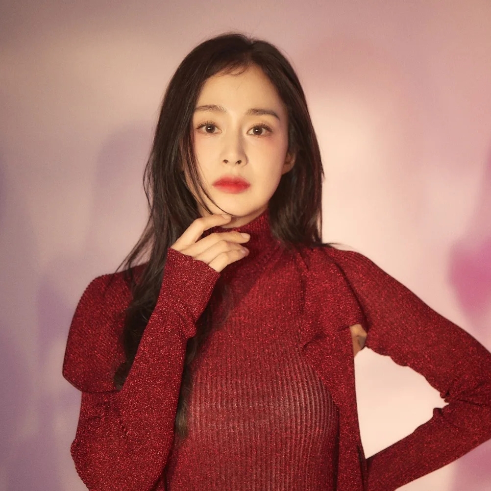 Kim Tae-hee ghi điểm nhờ vẻ đẹp nền nã, phong thái nhẹ nhàng và gu thời trang thanh lịch. (Ảnh: Instagram)
