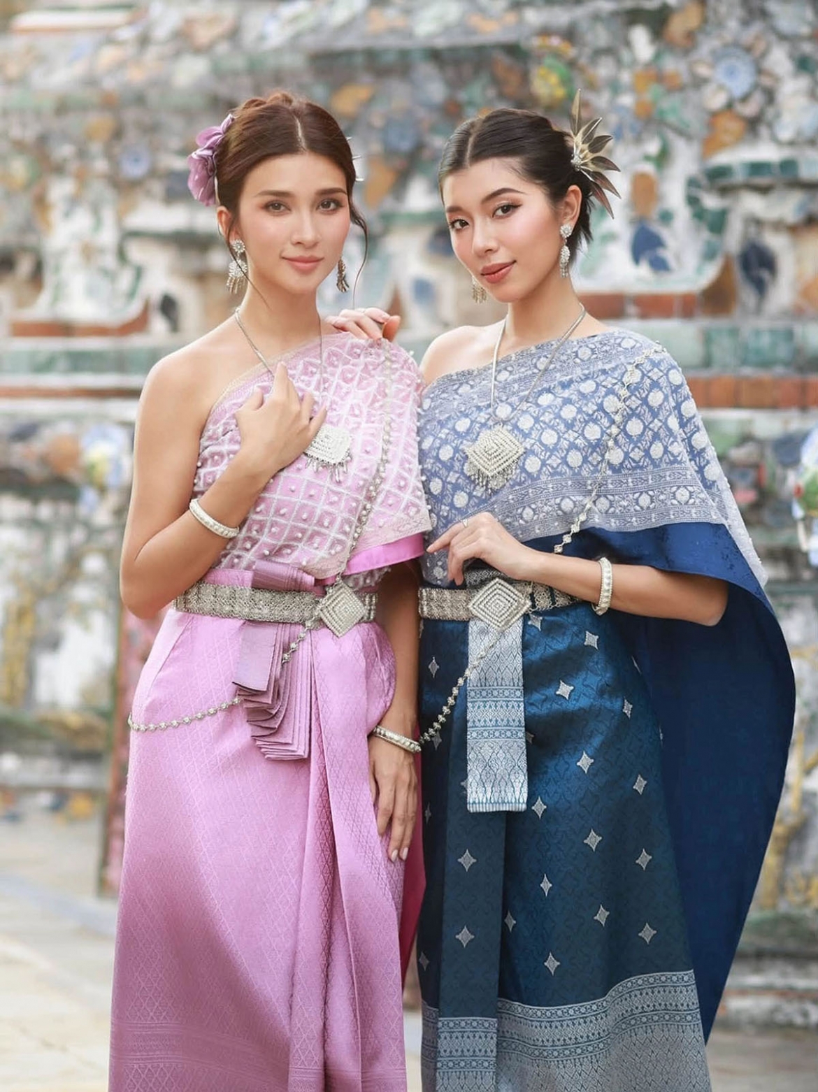 Kim Tuyến - Đồng Ánh Quỳnh khoe sắc khi diện trang phục truyền thống Thái Lan.