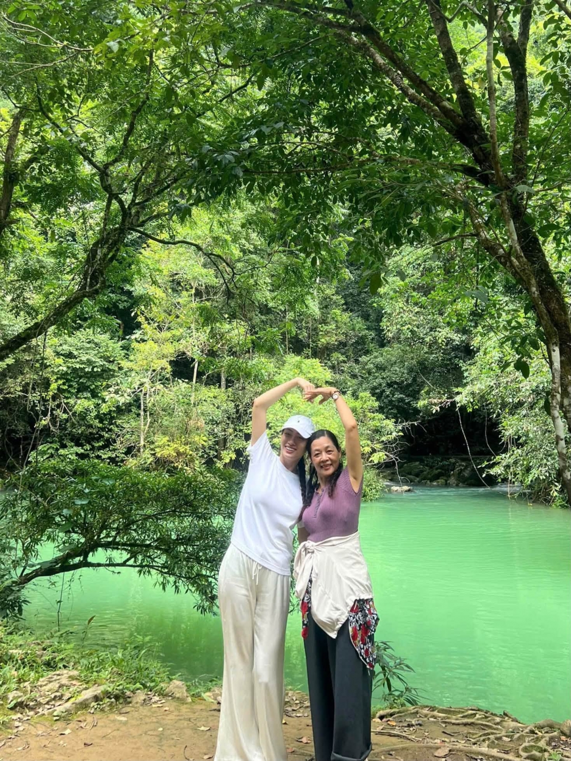 Lương Thùy Linh hòa cùng không khí rộn ràng của ngày tôn vinh phái đẹp.