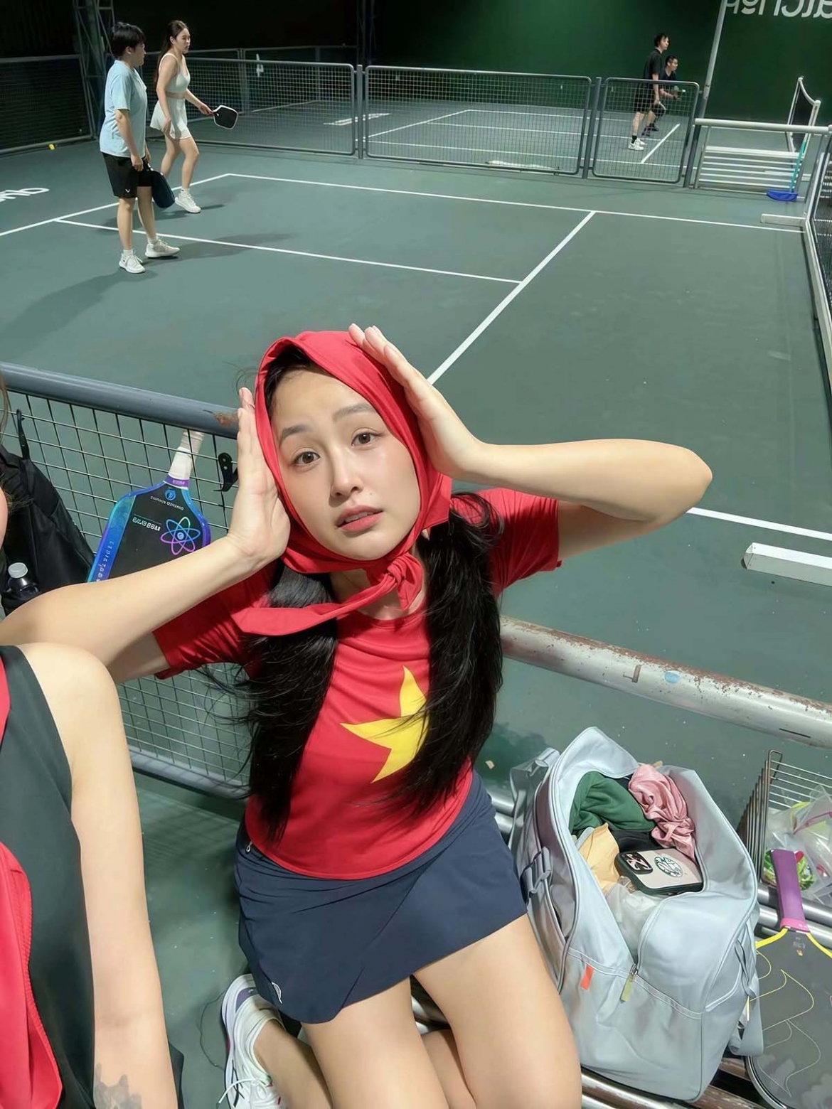 Mai Phương Thúy nhí nhố trên sân pickleball.