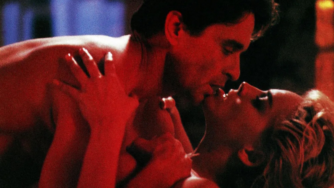 Michael Douglas và Sharon Stone trong phim “Bản năng gốc”. (Ảnh: TriStar/ Everett Collection)