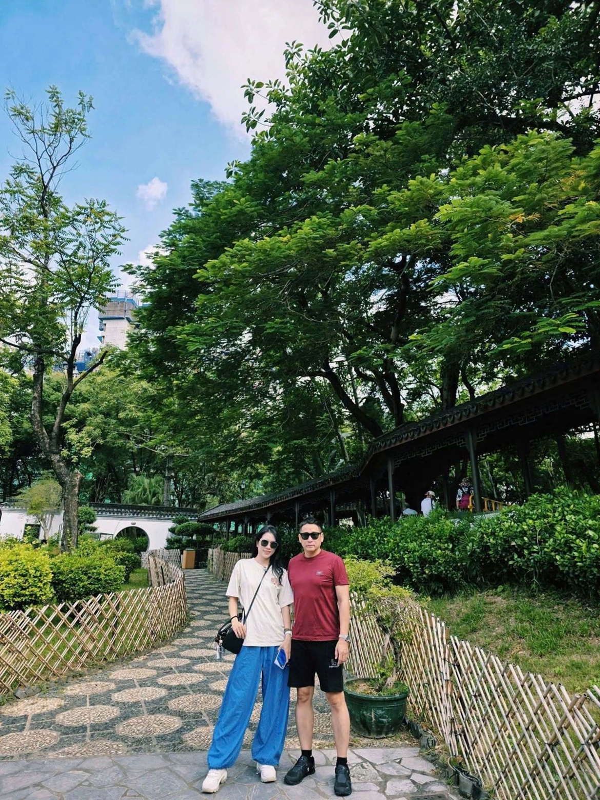 Vợ chồng diễn viên Minh Tiệp - Thùy Dương trốn con đi “hẹn hò” ở Trung Quốc.