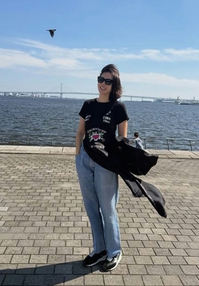 Nữ diễn viên lựa chọn phong cách giản dị, thoải mái với áo phông, quần jeans và kính râm.