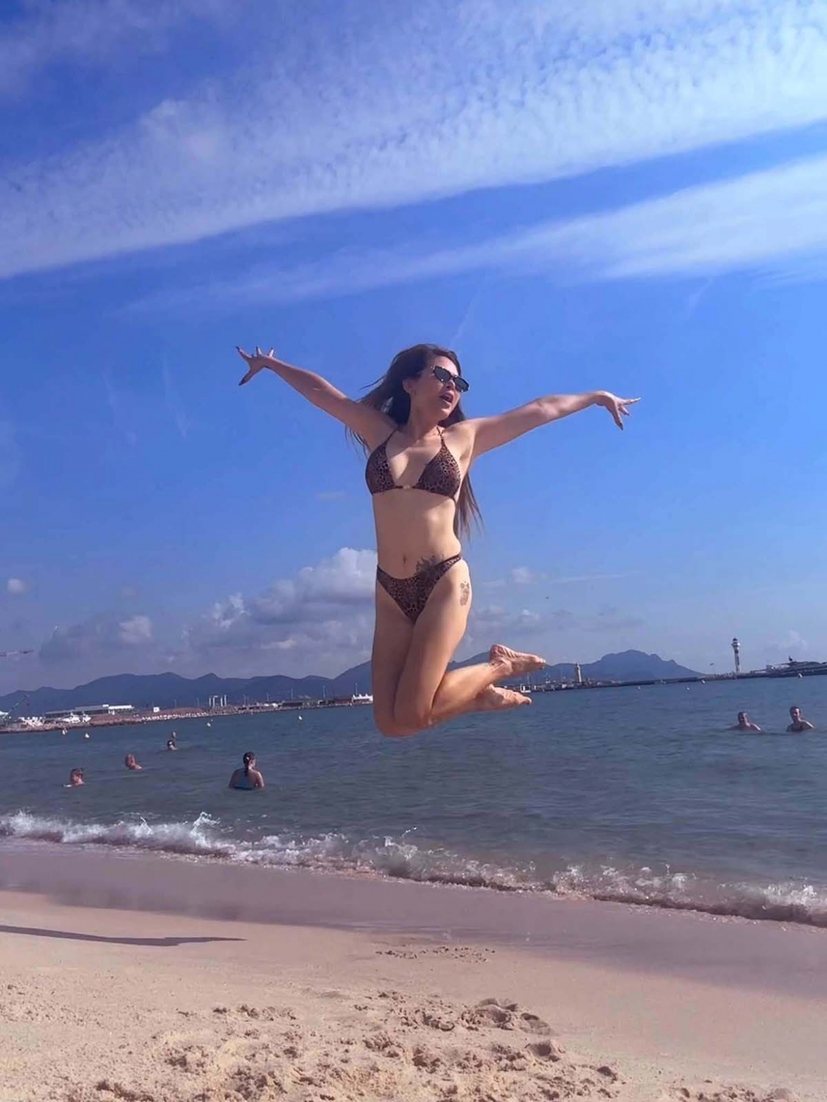 Ca sĩ Ngọc Anh 3A phấn khích khi được tắm nắng ở Cannes, Pháp.