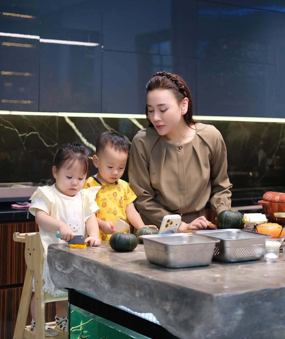 Hai bé Jimmy - Jenny, cặp song sinh nhà Phương Oanh, được khen dễ thương khi ngẫu hứng vào bếp cùng mẹ.
