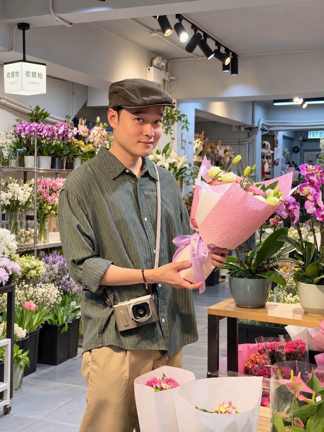 Quang Vinh mang đến lời chúc 20/10 đầy dí dỏm: “Nhiều cô thích hoa, nhưng tầm này tui nghĩ thích quả nhiều hơn”. Nam ca sĩ hài hước cho biết mua cả hoa lẫn dâu tây cho chắc!