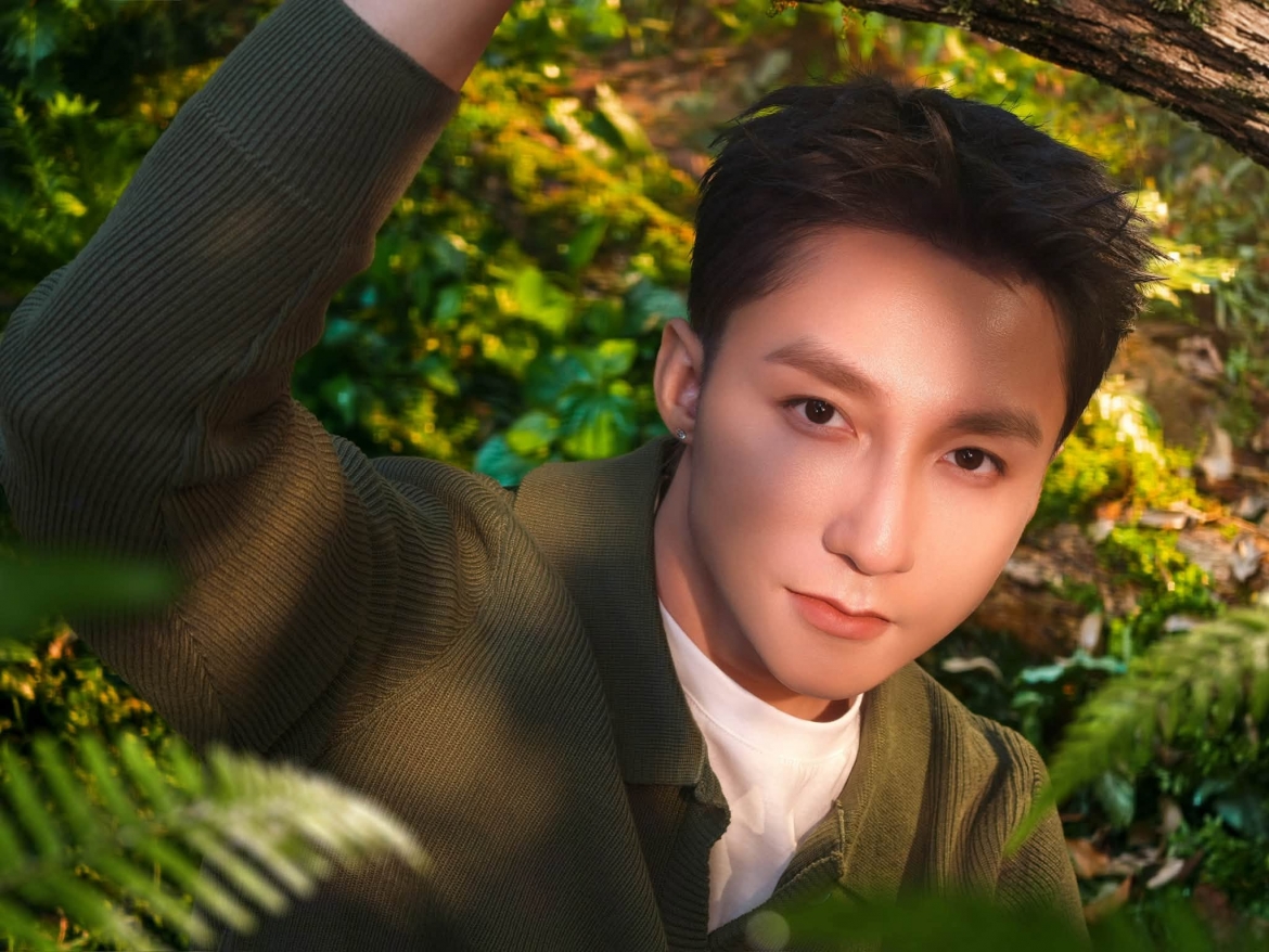 Sơn Tùng M-TP khiến người hâm mộ thích thú với bộ ảnh mới, tiếp tục thu hút sự chú ý nhờ phong cách riêng và sức hút trên mạng xã hội.