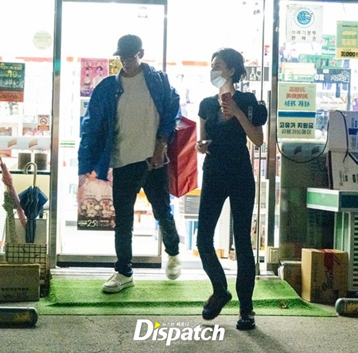 Dispatch công bố hình ảnh được cho là T.O.P và Nana gặp gỡ tại khu vực Achiul, nơi Nana sinh sống. (Ảnh: Dispatch)