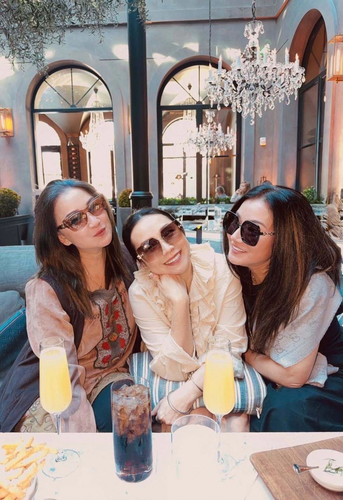 Tam ca Áo trắng rủ nhau đi cà phê. Dù bận rộn, họ vẫn thường xuyên gặp gỡ khi có thời gian rảnh.