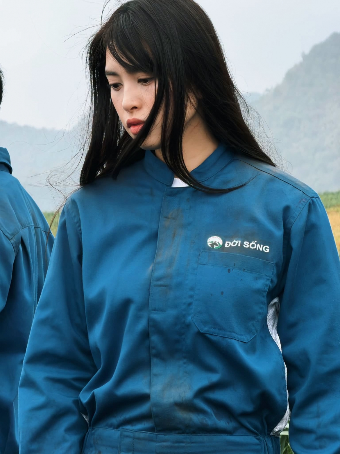 Tiểu Vy dí dỏm viết: “Cô công nhân này làm mất bò hay sao mà mặt buồn thiu”, đi kèm hình ảnh đời thường đáng yêu.