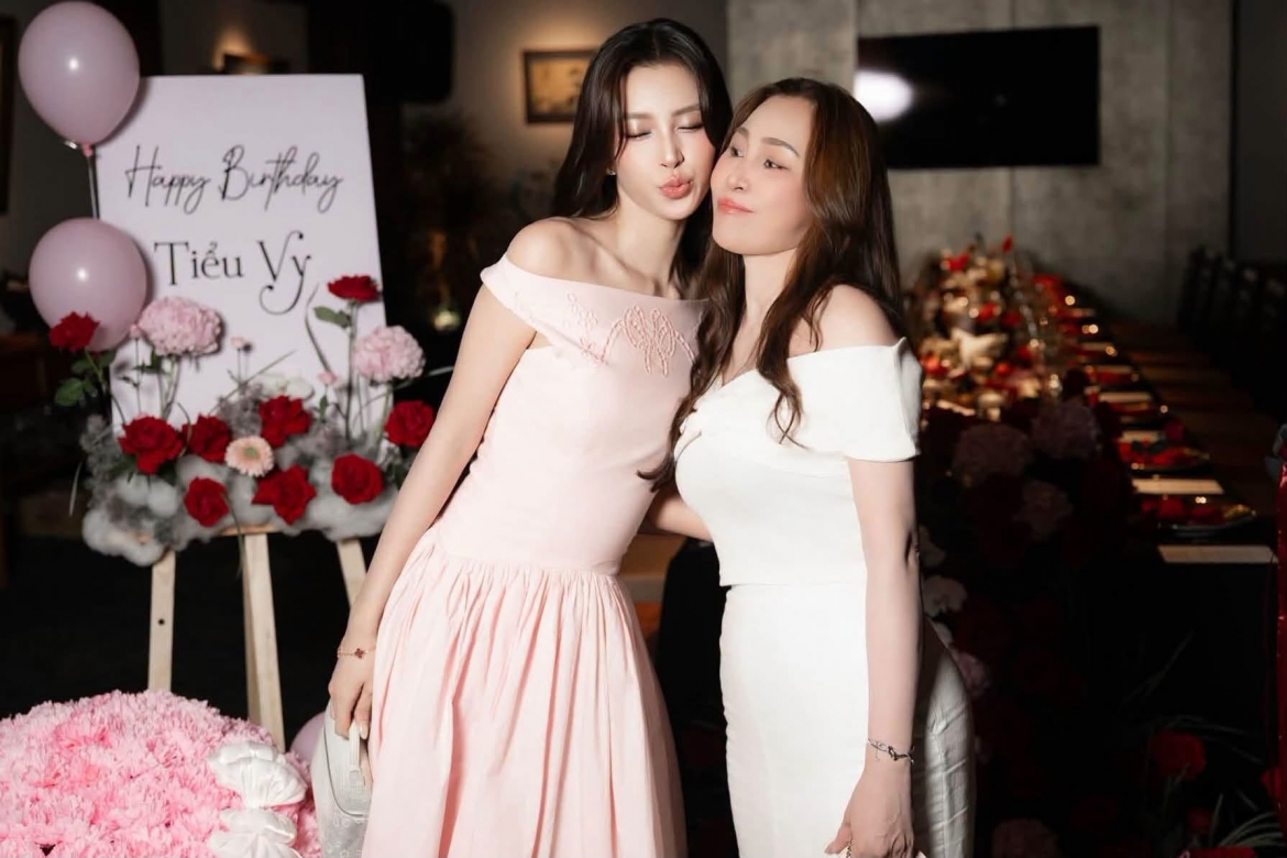 Trần Tiểu Vy dịu dàng trong bộ ảnh mới, gửi lời chúc yêu thương đến mẹ và tất cả phụ nữ nhân Ngày Phụ nữ Việt Nam 20/10.