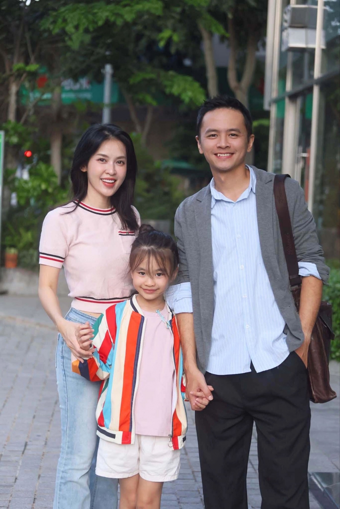 Vợ chồng Tú Vi - Văn Anh cùng con gái đến trường.