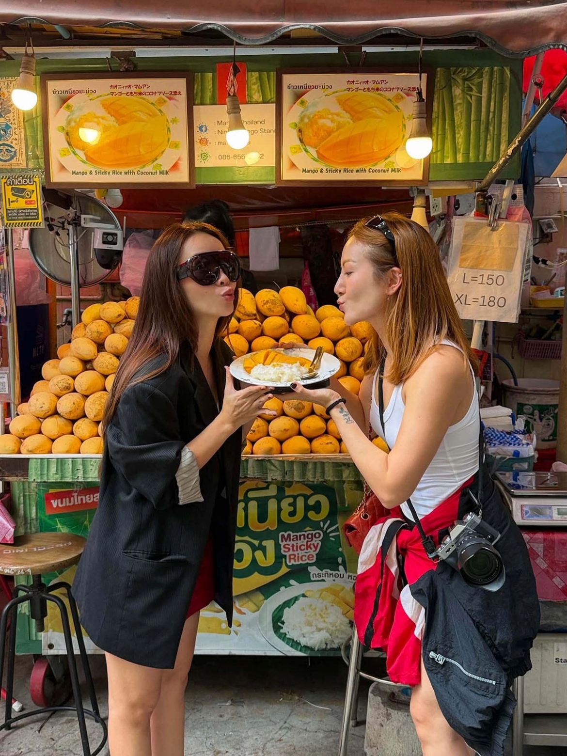 Chị em Yến Trang - Yến Nhi hào hứng khoe ảnh ăn xôi xoài tại Bangkok, Thái Lan.